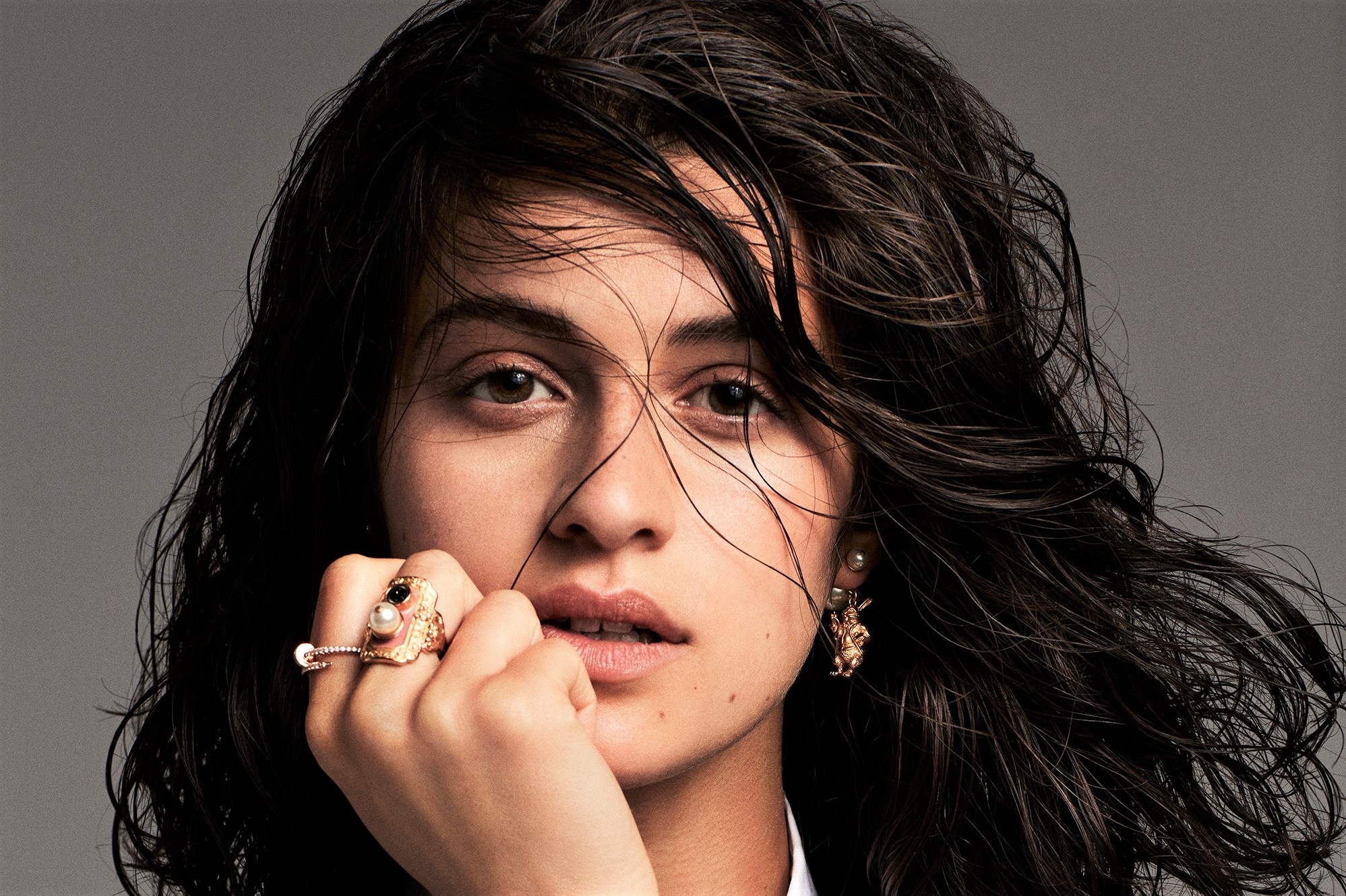 Anya Chalotra - nu phap su quyen ru cua 'Tho san quai vat' hinh anh