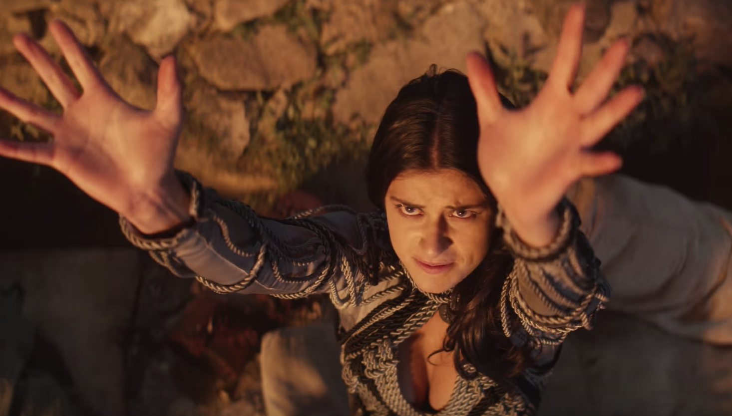 ngoi sao duoc so sanh voi me rong Emilia Clarke anh 1