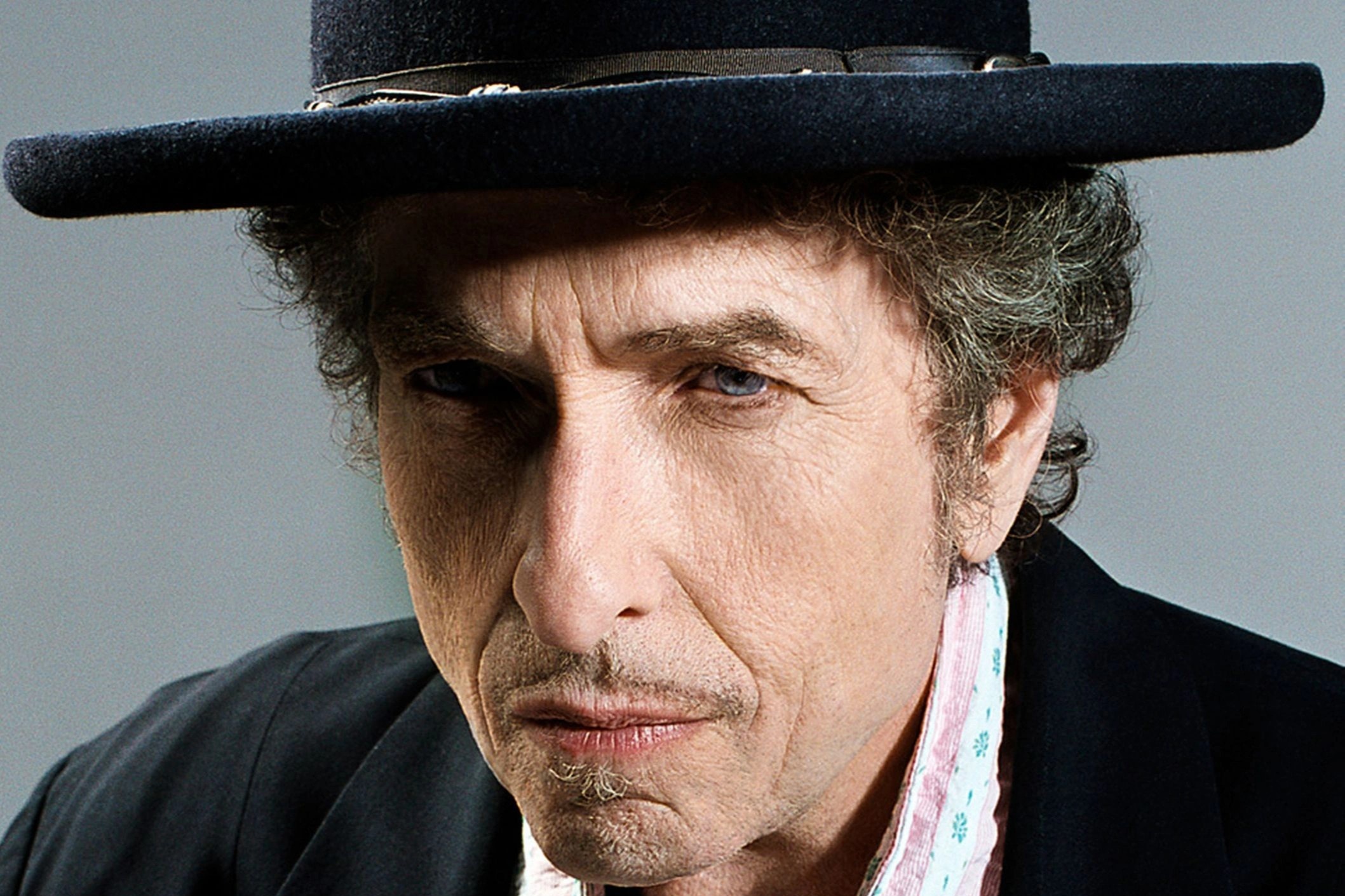 Dien bien vu huyen thoai Bob Dylan bi cao buoc tan cong tinh duc hinh anh