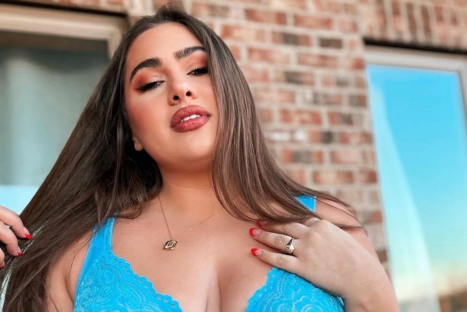 Nguoi dep nang hon 100 kg gianh ngoi A hau Trai Dat My 2022 hinh anh