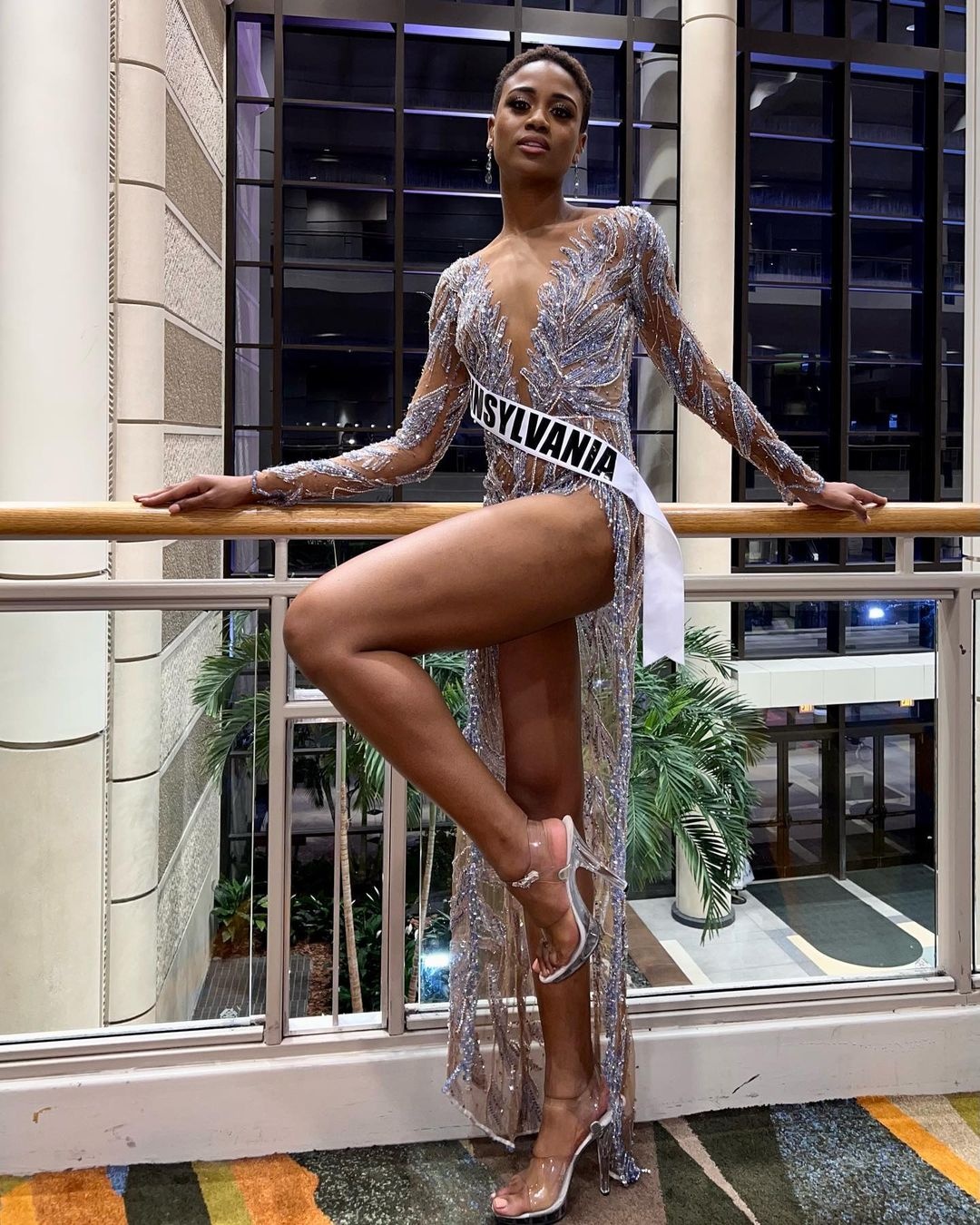 bieu cam mom chu O cua tan hoa hau trai dat My anh 1