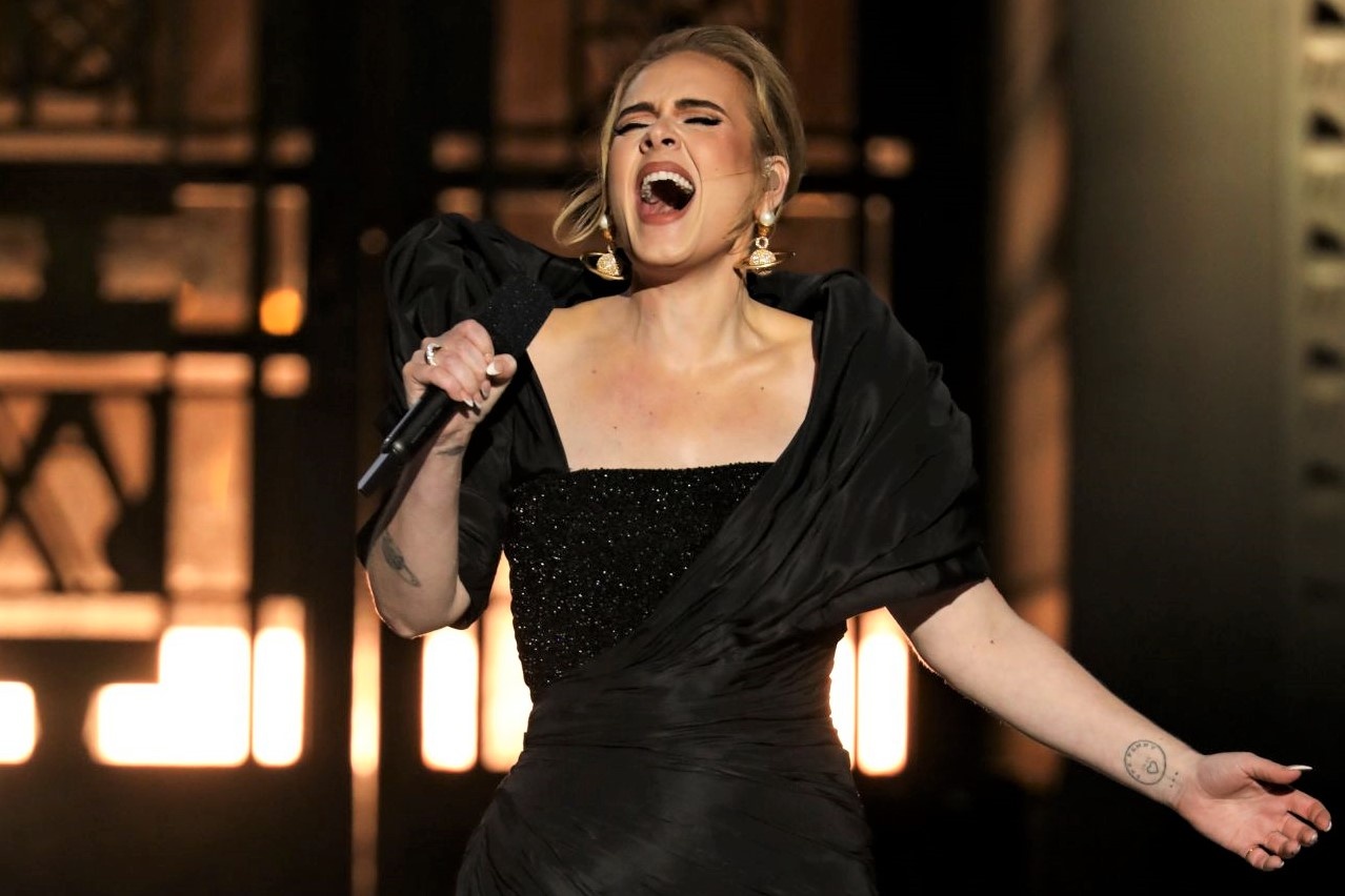 Adele khoc khi phai huy show vao phut chot hinh anh