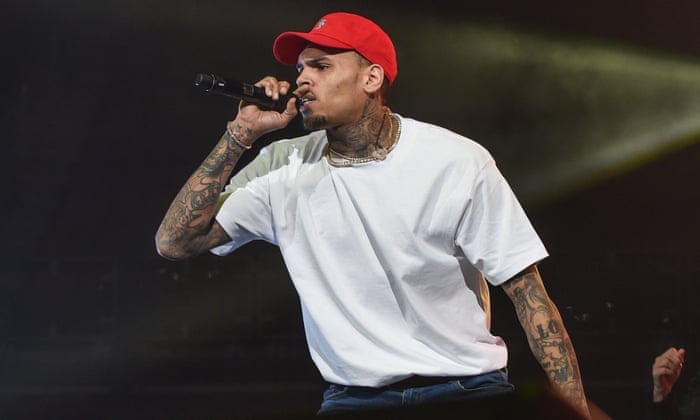 Chris Brown bi kien 20 trieu USD hinh anh