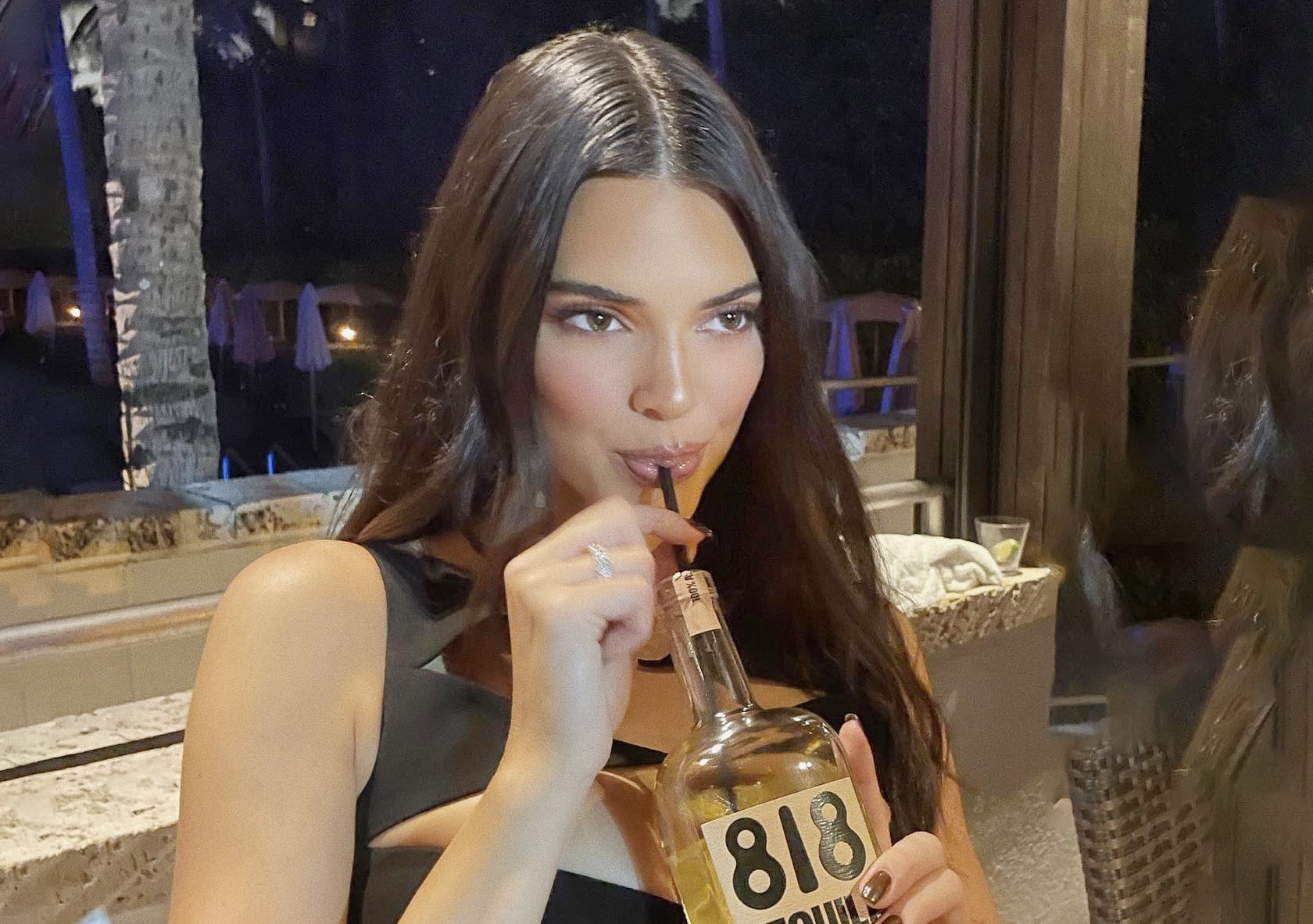 Kendall Jenner bi chi trich vi uong ruou bang ong hut hinh anh