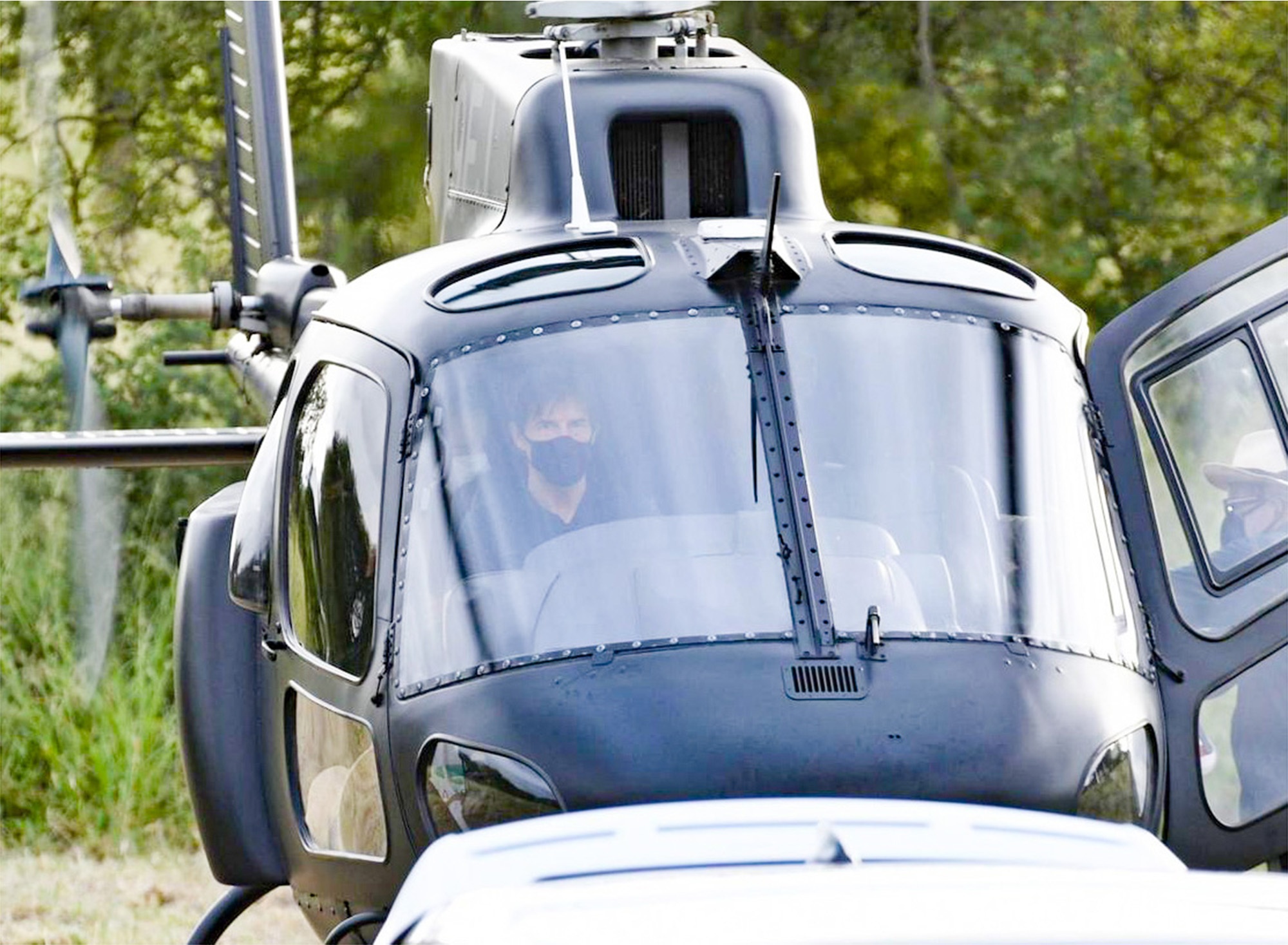 Tom Cruise lai truc thang trong Nhiem vu bat kha thi 8 anh 1