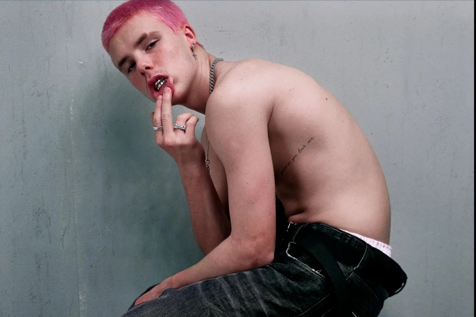 Hinh anh Cruz Beckham noi loan hinh anh