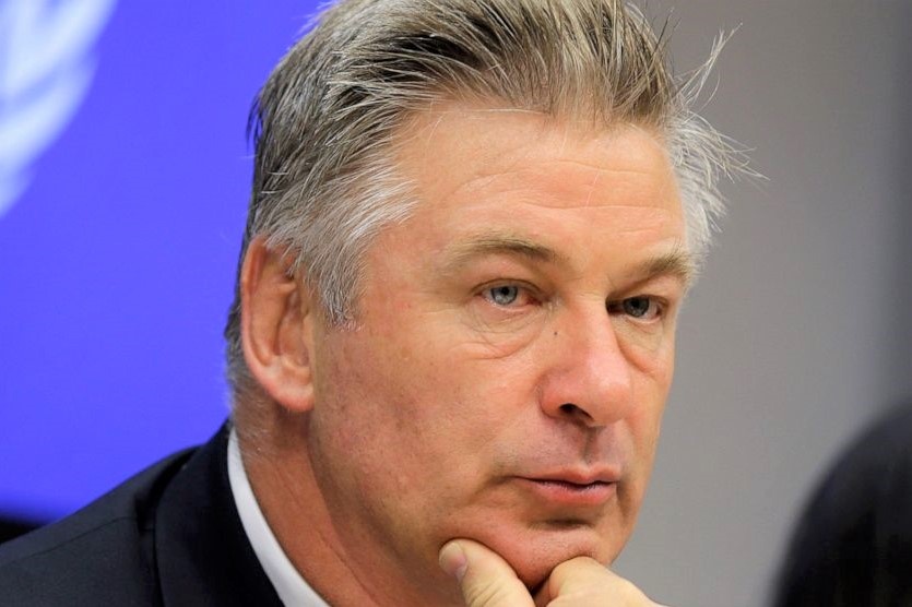 Alec Baldwin bi yeu cau chiu trach nhiem vu no sung chet nguoi hinh anh