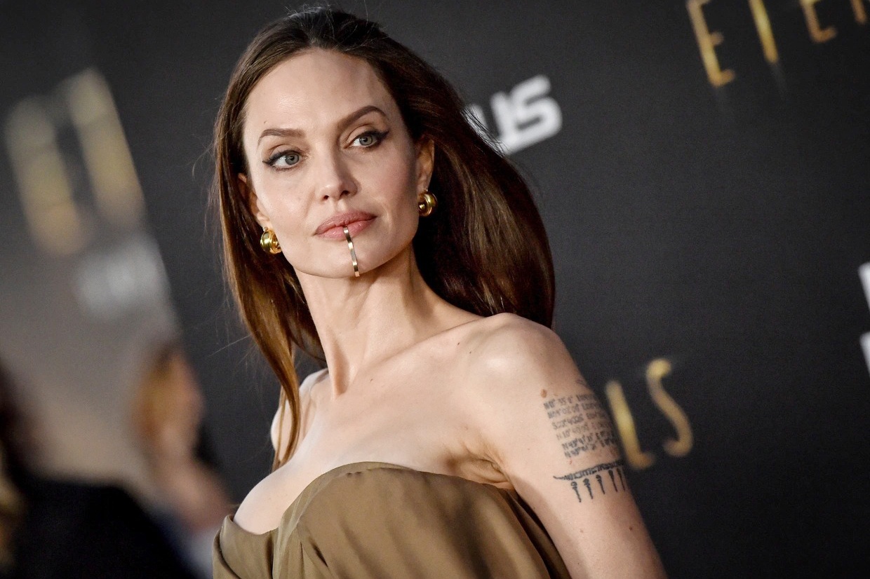 Angelina Jolie tro lai sau bom tan 'Eternals' hinh anh