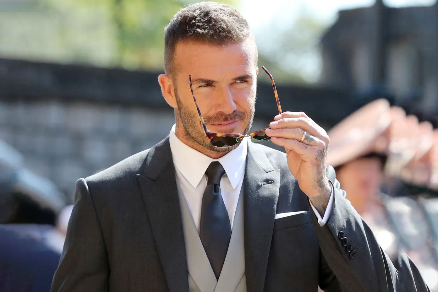 Beckham sam vest cho le cuoi con trai hinh anh