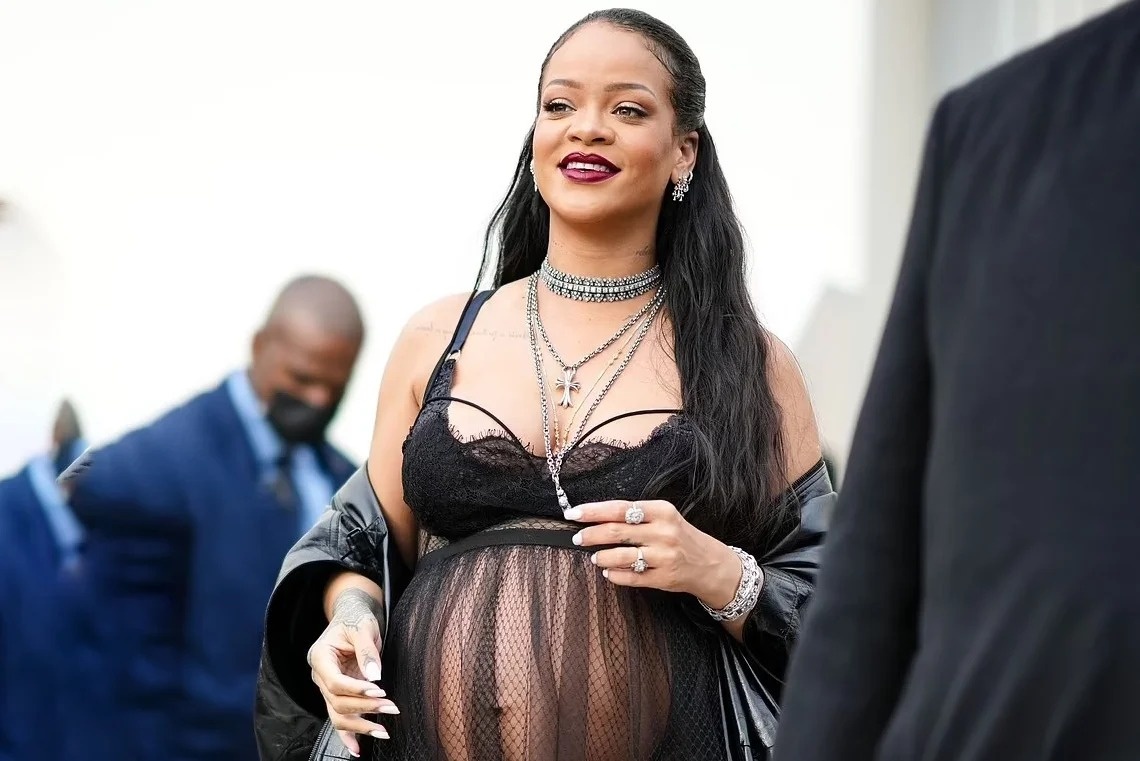 Rihanna chap nhan co the khi mang thai hinh anh