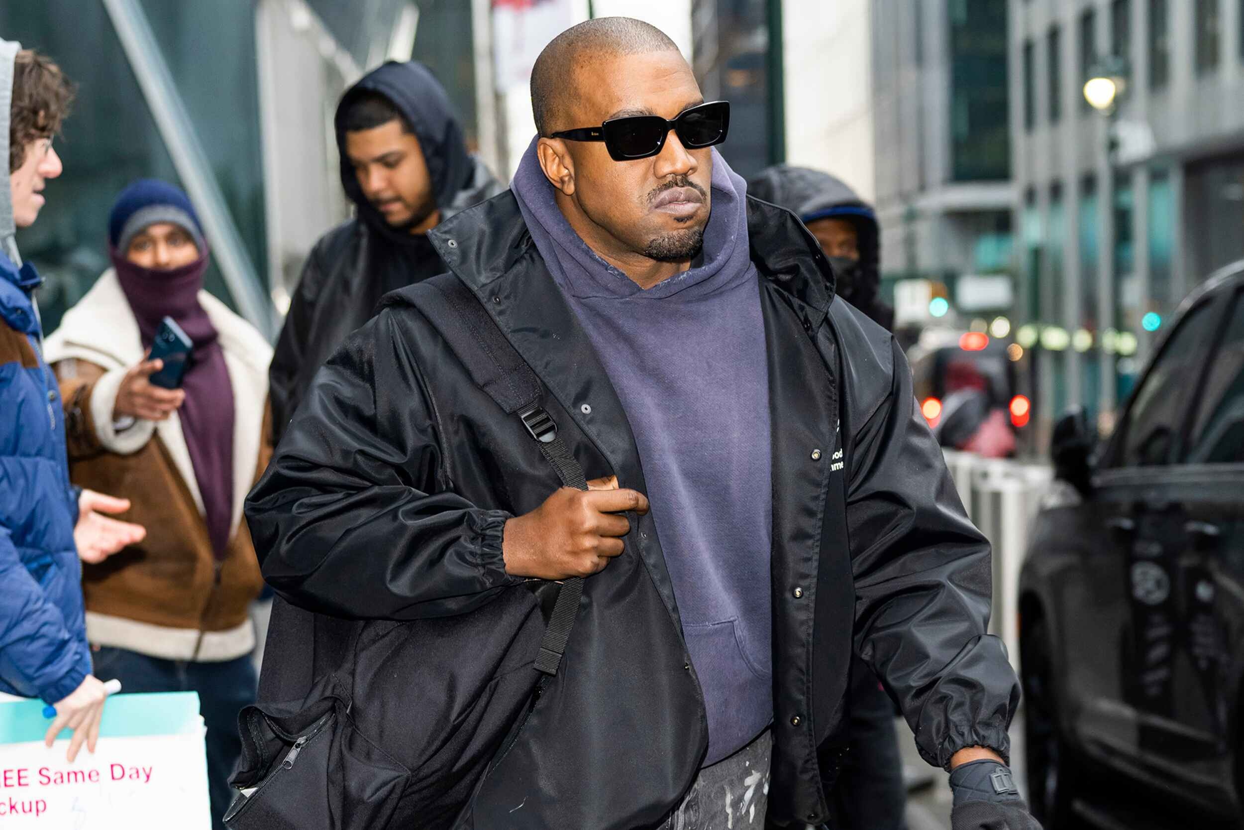 Kanye West bi cam bieu dien anh 1