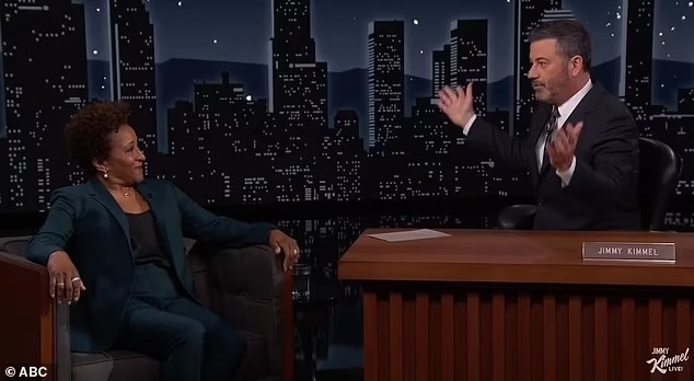 Tien luong cua MC le trao giai Oscar anh 1