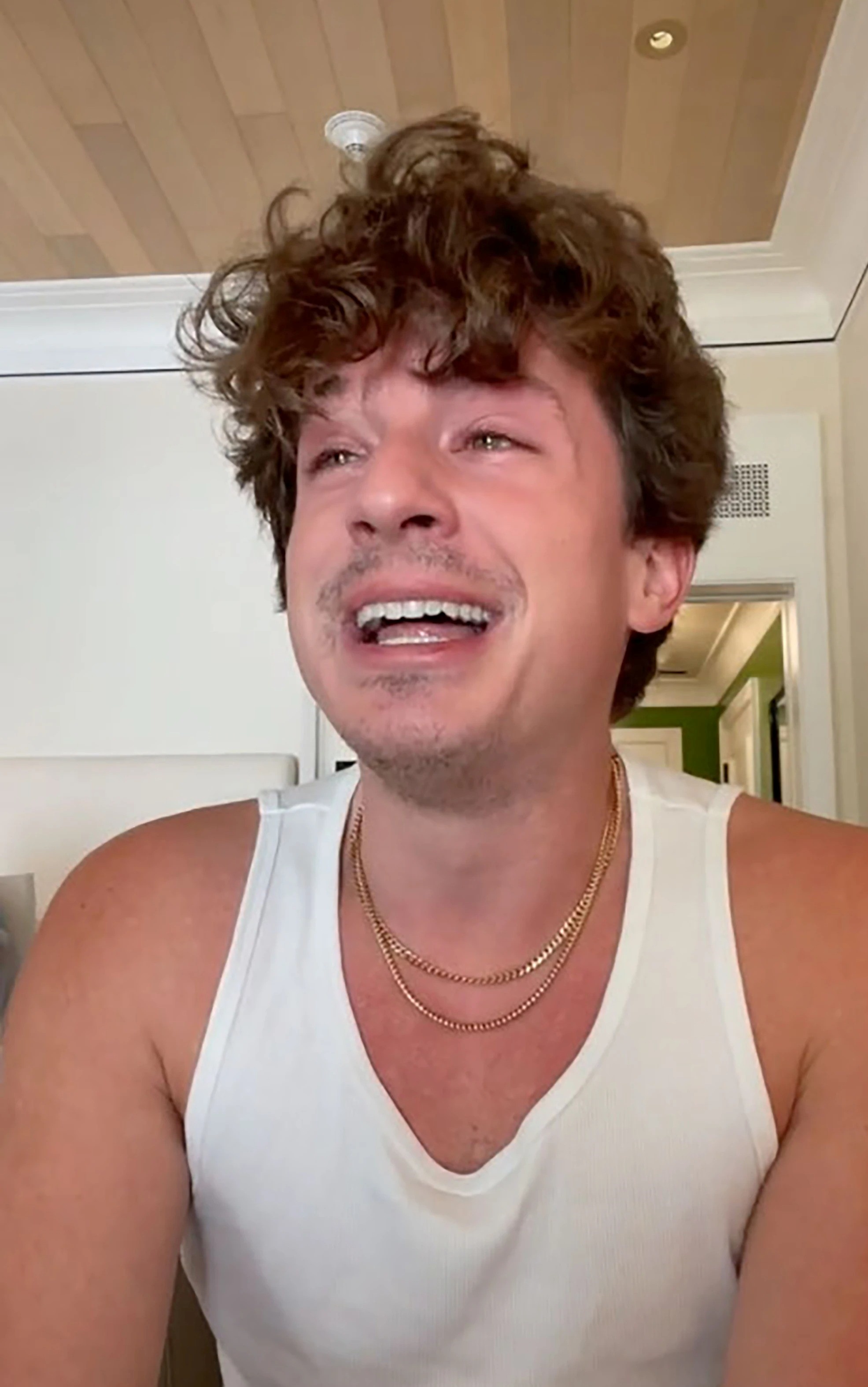 Charlie Puth khoc vi nho ban gai anh 1