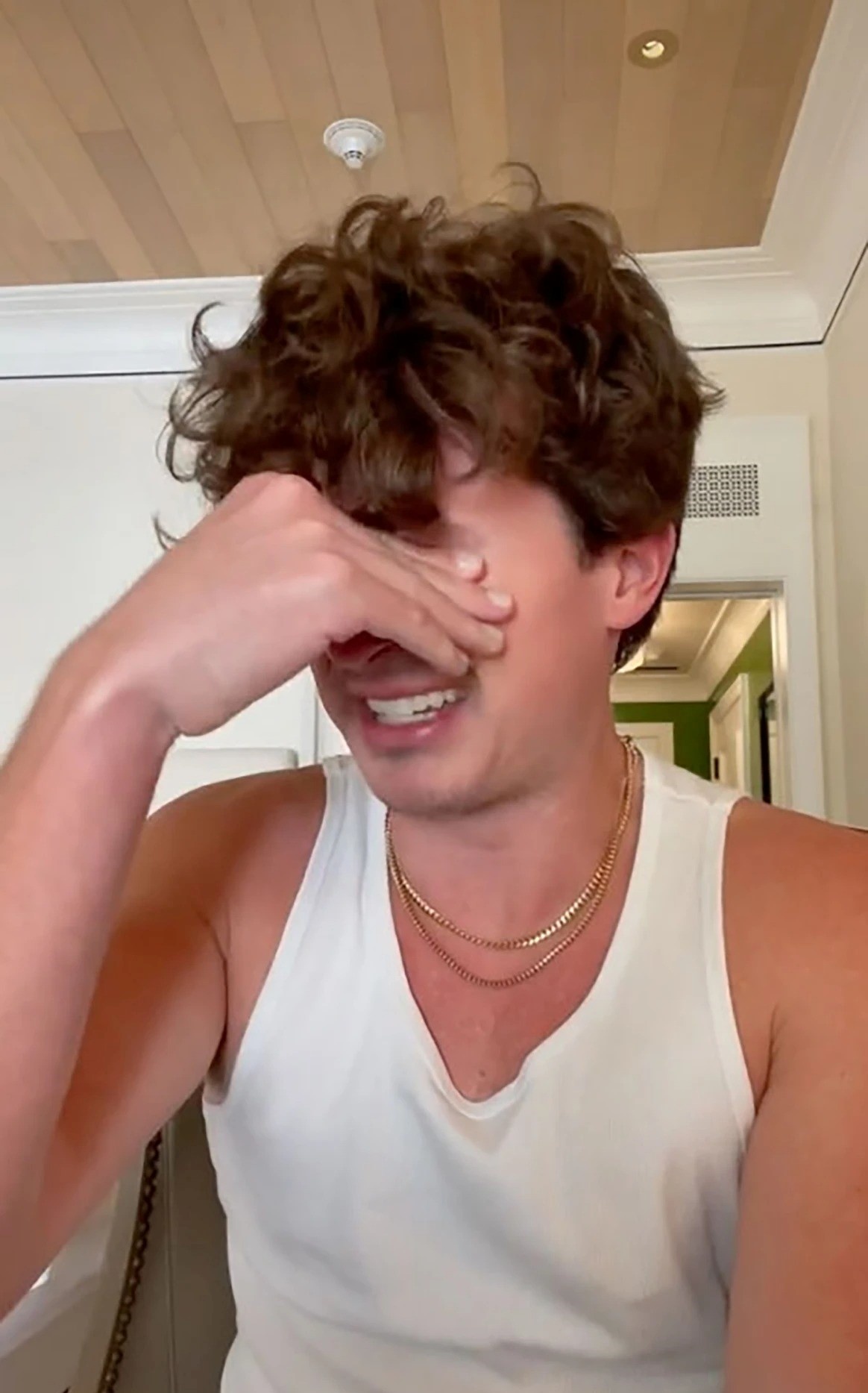 Charlie Puth khoc vi nho ban gai anh 2