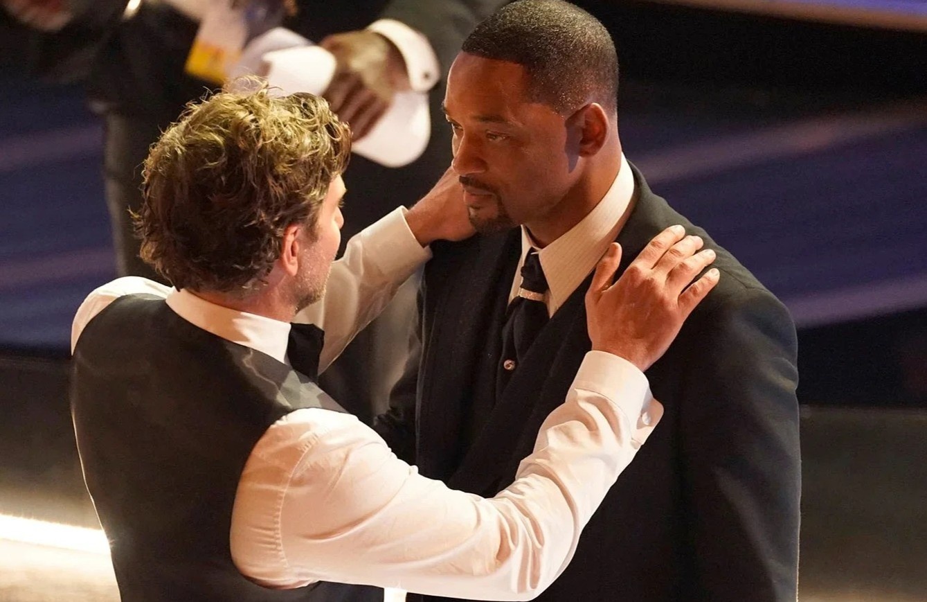 Will Smith bi phan ung sau cu tat Chris Rock o Oscar 2022 hinh anh