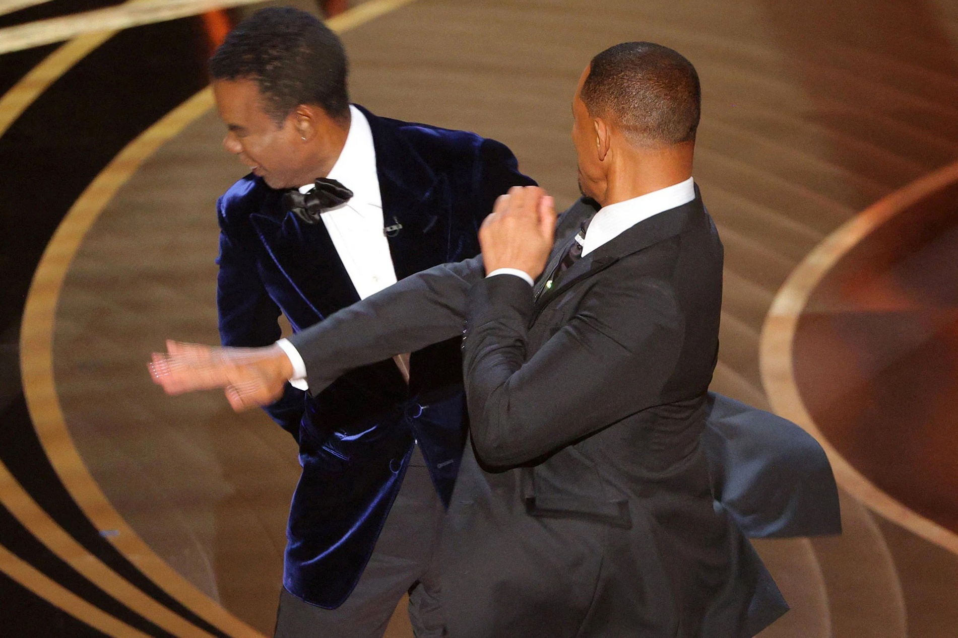 Will Smith co phai tra lai tuong vang Oscar 2022? hinh anh