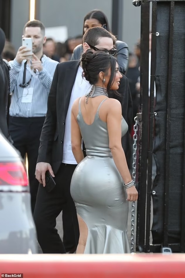 phong cach thoi trang cua Kim Kardashian va ban trai anh 4