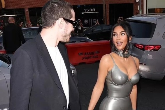 Thoi trang doi cua Kim Kardashian va ban trai hinh anh