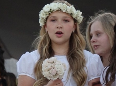 Harper Beckham lam phu dau trong le cuoi Brooklyn hinh anh