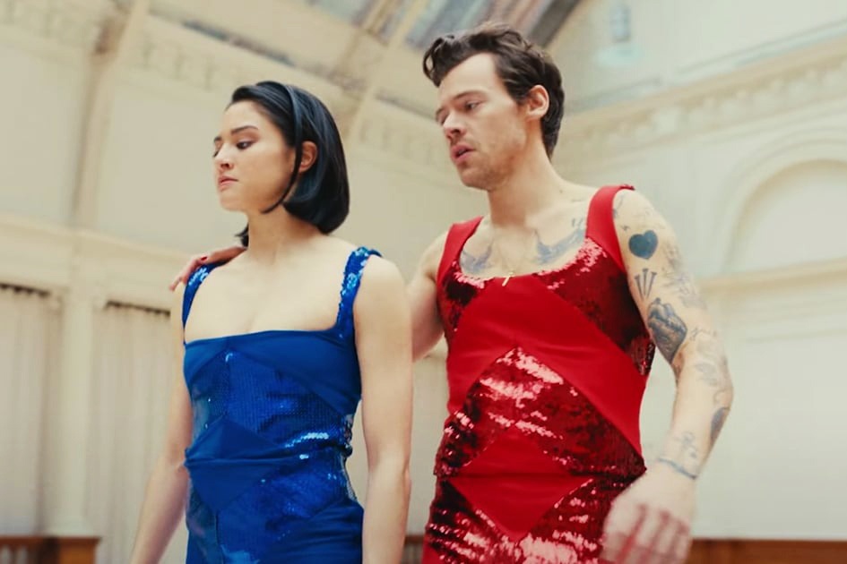 Harry Styles mac jumpsuits nu tinh trong MV moi hinh anh