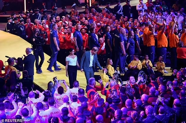 Meghan Markle mang trang suc dat do anh 4