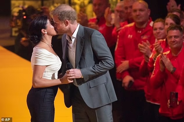 Meghan Markle mang trang suc dat do anh 3