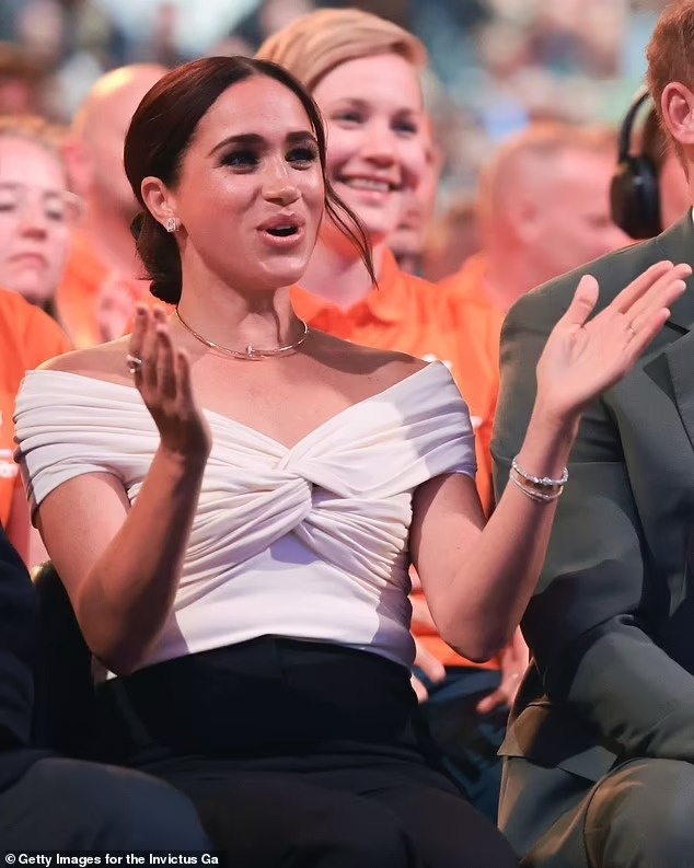 Meghan Markle mang trang suc dat do anh 2