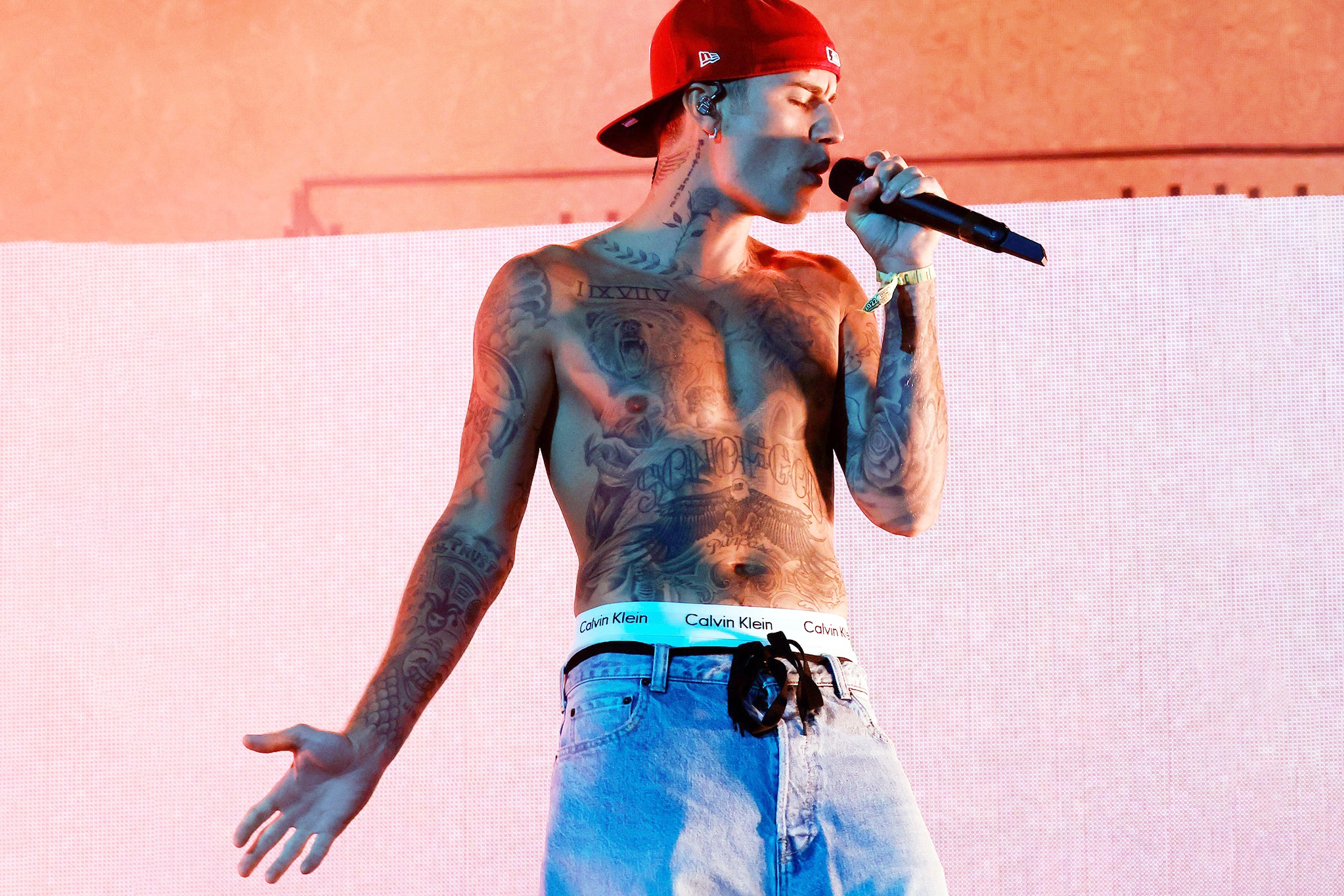 Justin Bieber coi tran tren san khau Coachella 2022 hinh anh