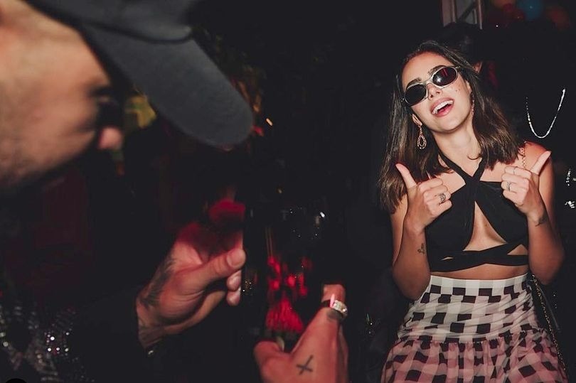 Neymar cong khai ban gai anh 1