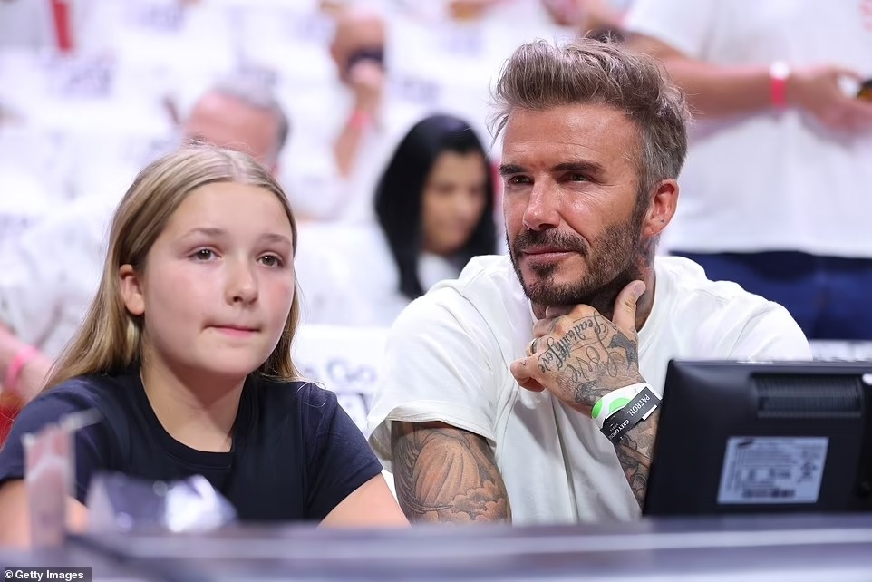 David Beckham va con gai duoc chao don khi di xem bong ro hinh anh