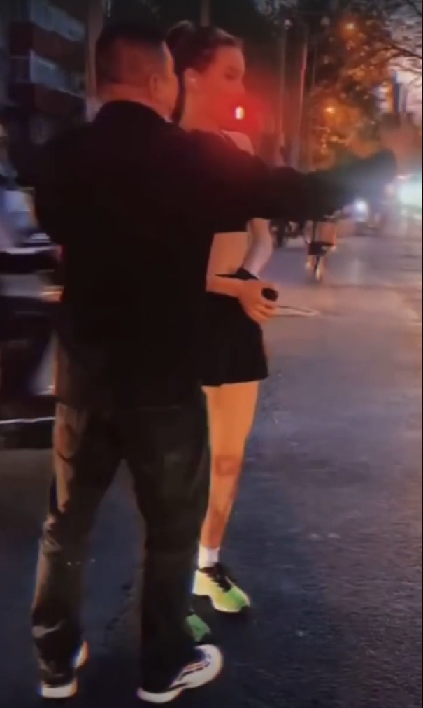 Eileen Gu bị chặn đường ảnh 1 Eileen Gu bi chan duong anh 1