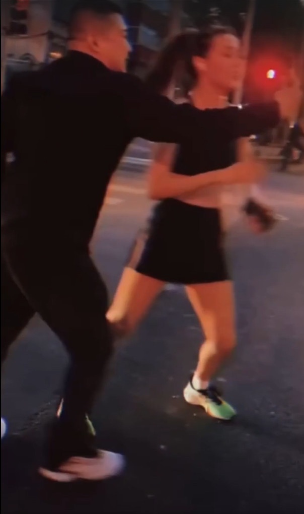 Eileen Gu bị chặn đường ảnh 2 Eileen Gu bi chan duong anh 2