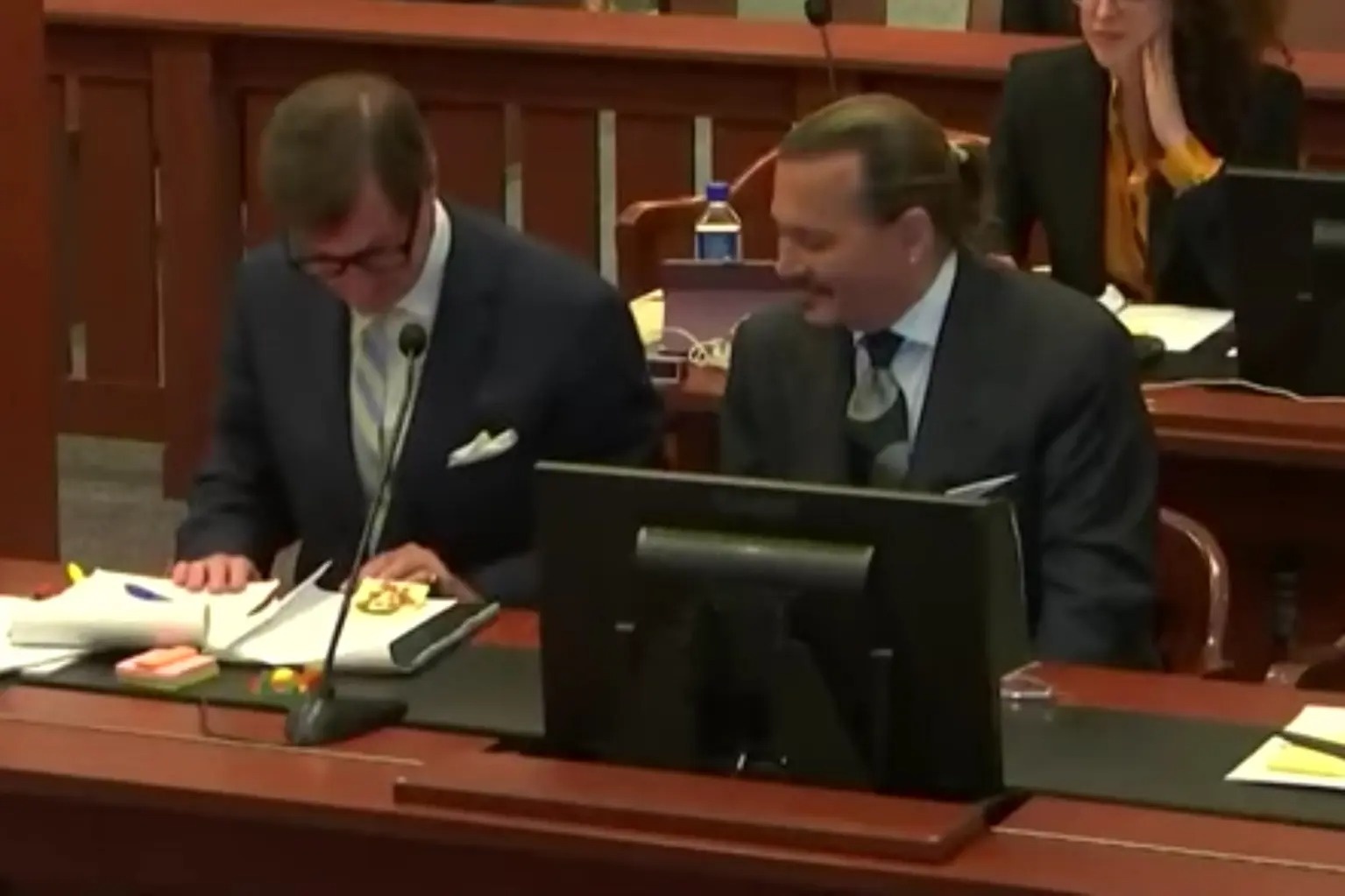 Clip Johnny Depp ve chan dung phu nu trong phien toa hinh anh