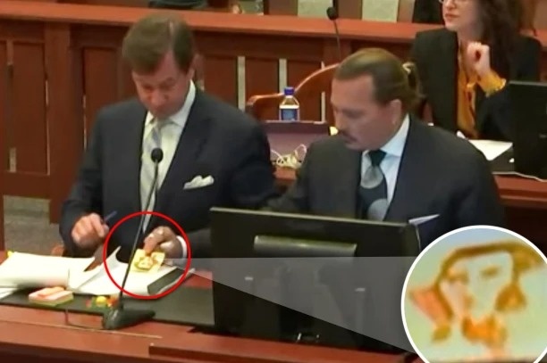 Video Johnny Depp ve tranh trong phien toa kien vo gay sot hinh anh