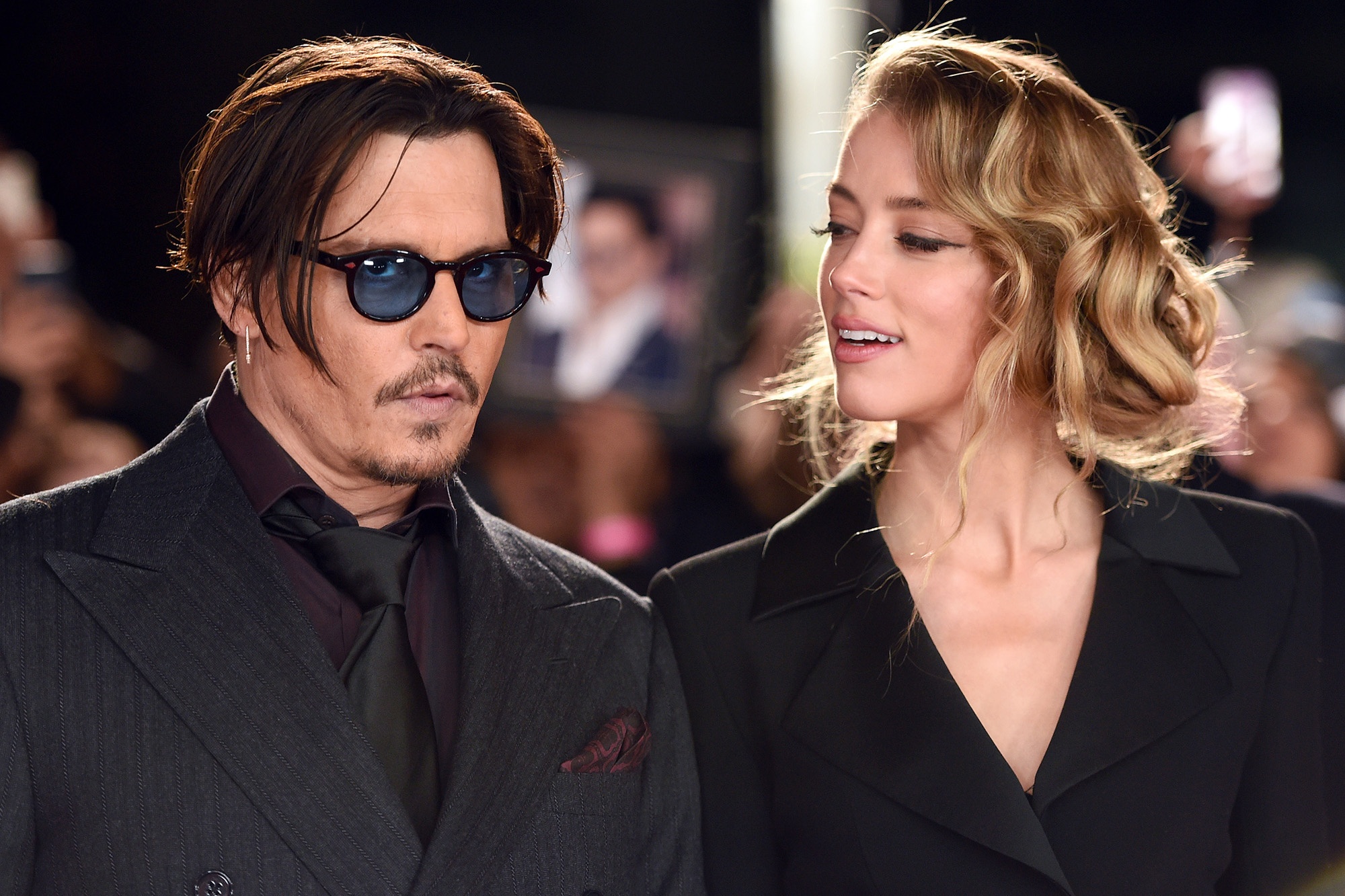 Phien toa giua Johnny Depp va Amber Heard gay can hon tran dau vat hinh anh