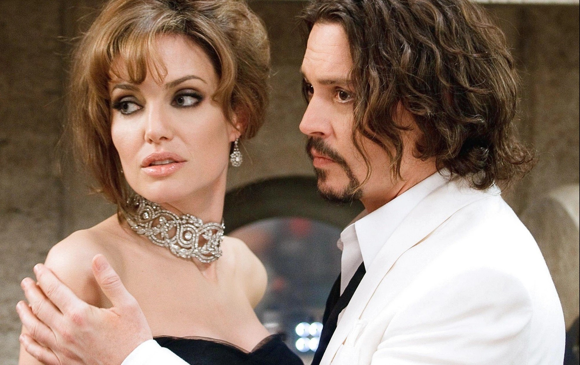 Angelina Jolie da canh bao Johnny Depp ve Amber Heard hinh anh