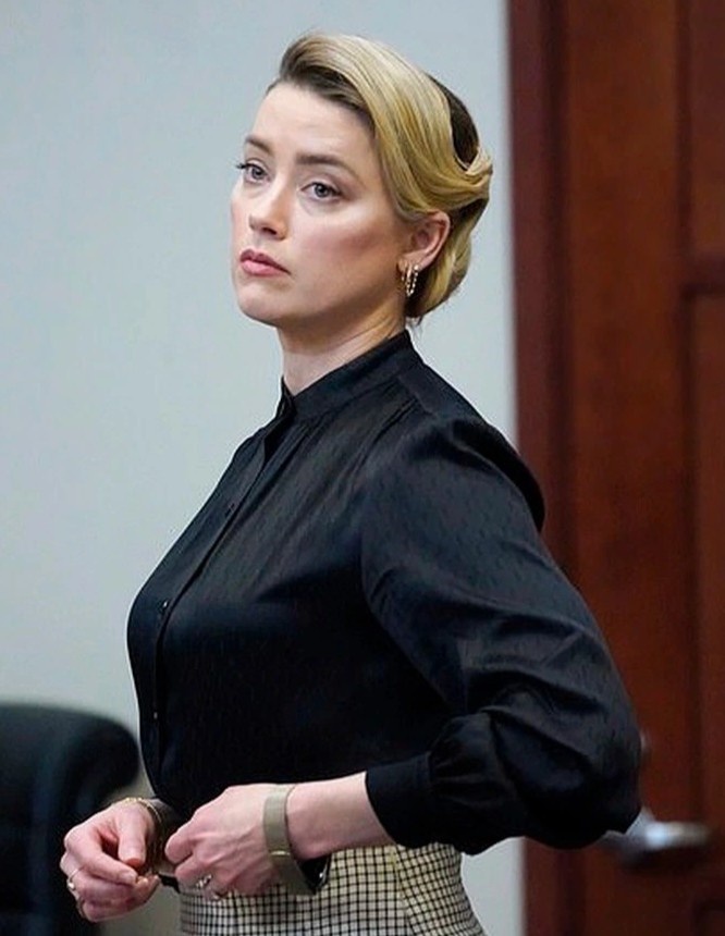 hành động lạ của Amber Heard trước khi ra tòa ảnh 2 hanh dong la cua Amber Heard truoc khi ra toa anh 2