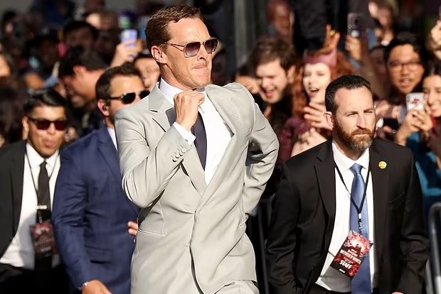 Benedict Cumberbatch chay den hop bao 'Doctor Strange 2' hinh anh
