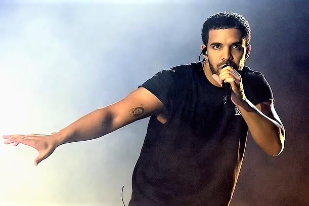 Nguoi dan ong tri gia 400 trieu USD hinh anh