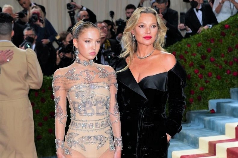 Con gai Kate Moss deo may do duong huyet du Met Gala hinh anh