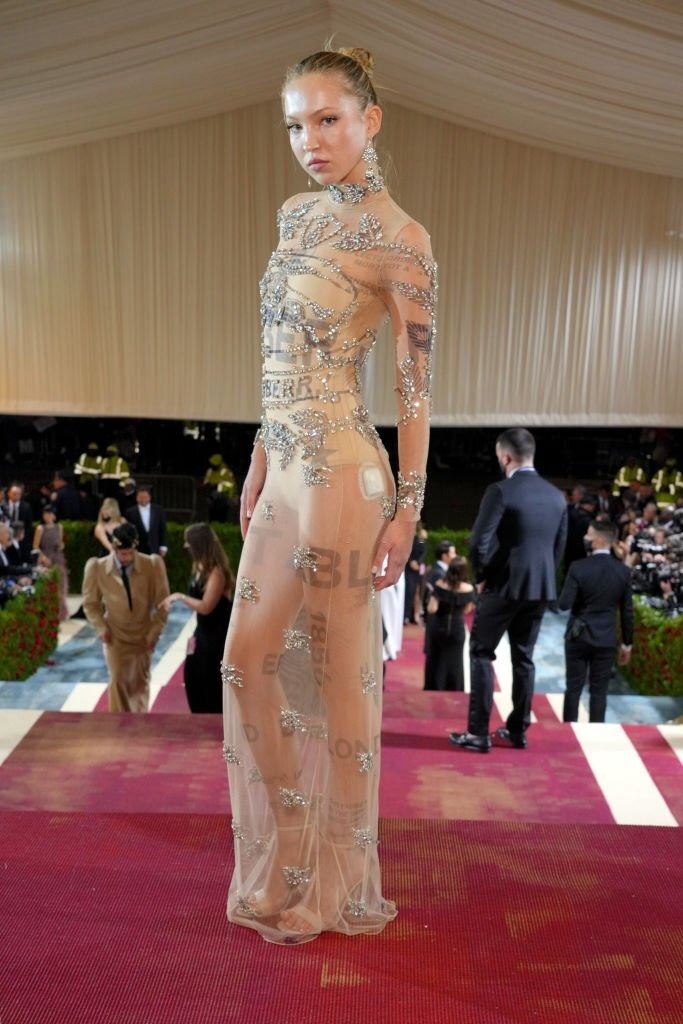 con gái Kate Moss mang máy đo huyết áp dự Met Gala ảnh 2 con gai Kate Moss mang may do huyet ap du Met Gala anh 2