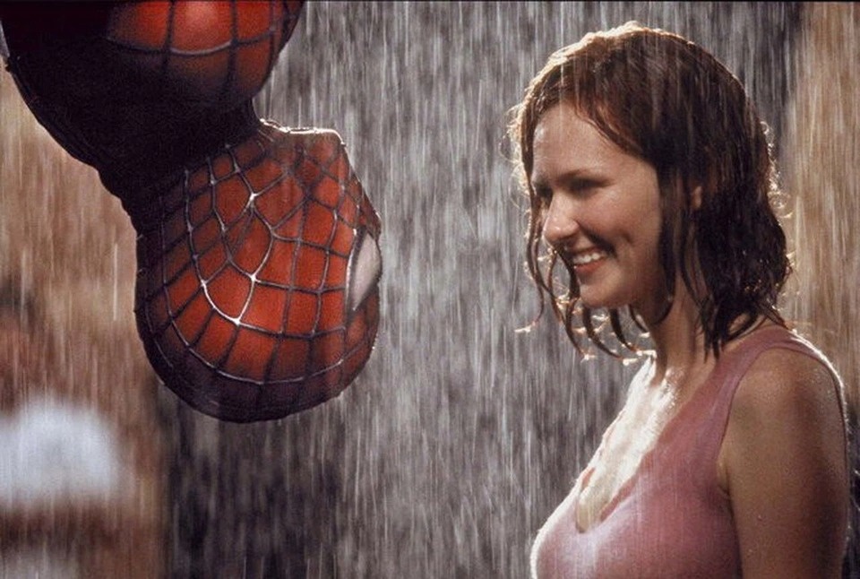 nu hon nguoc trong Nguoi Nhen anh 1