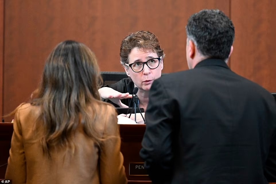 Amber Heard phan don anh 6