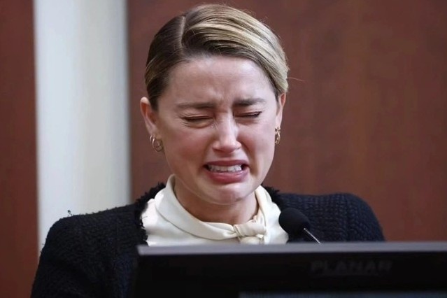 Amber Heard giat minh lui buoc khi cham mat Johnny Depp hinh anh