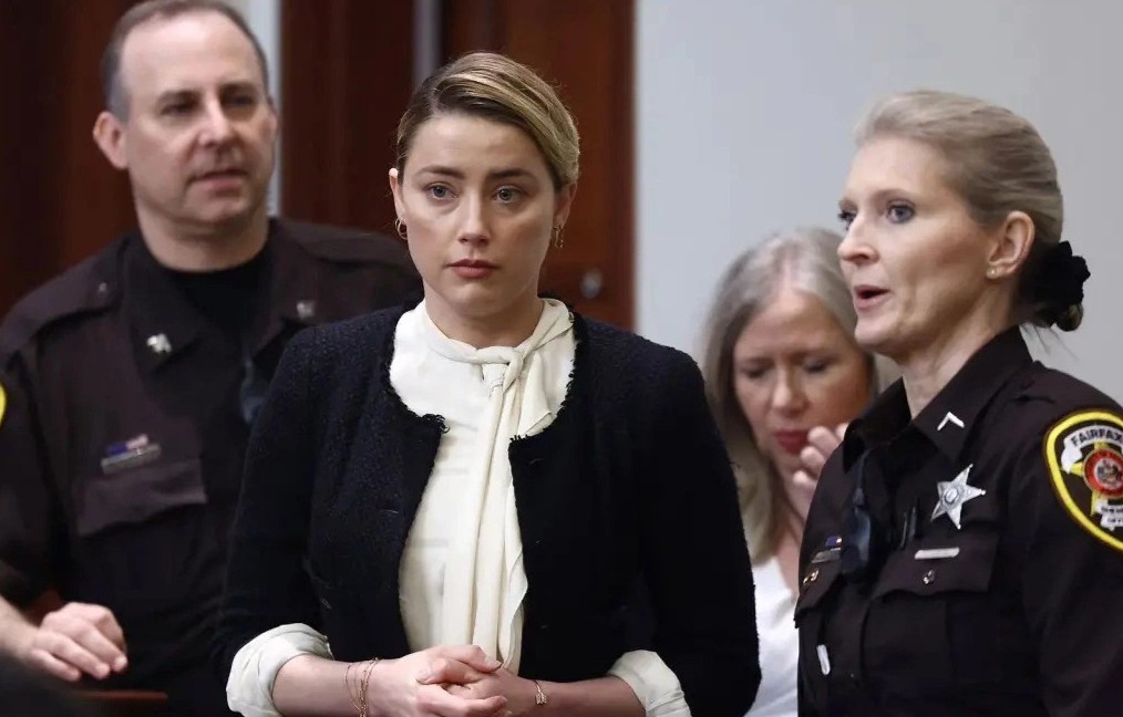 Amber Heard lui nguoi khi cham mat Johnny Depp hinh anh