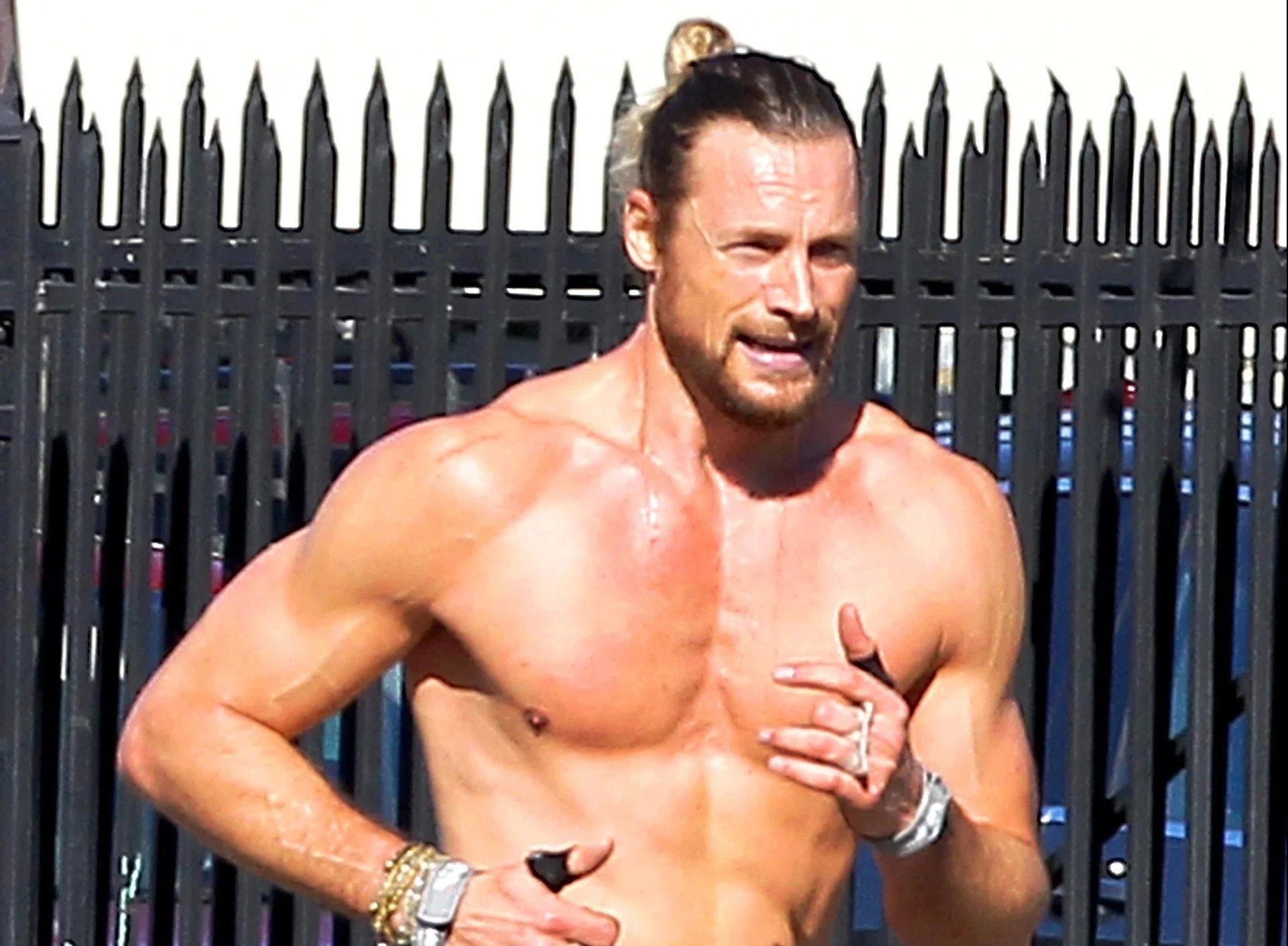 Ban trai sieu mau cua Charlize Theron hinh anh