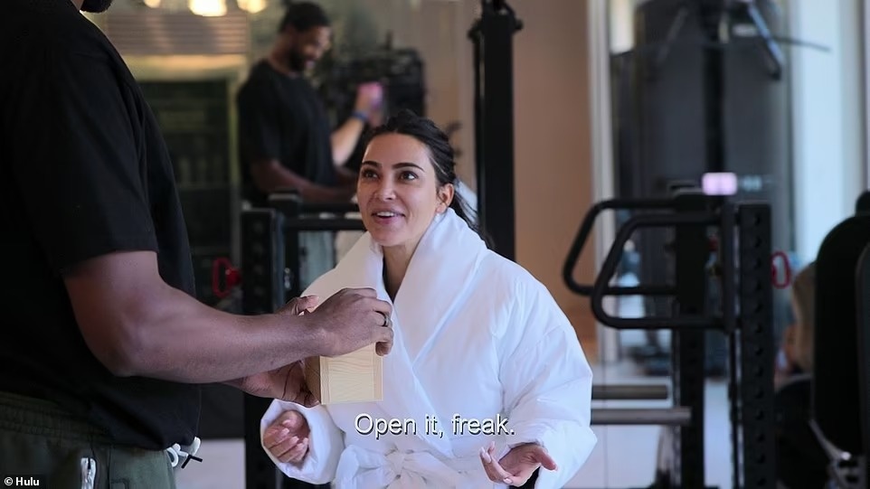 Kim Kardashian lo mat moc anh 2