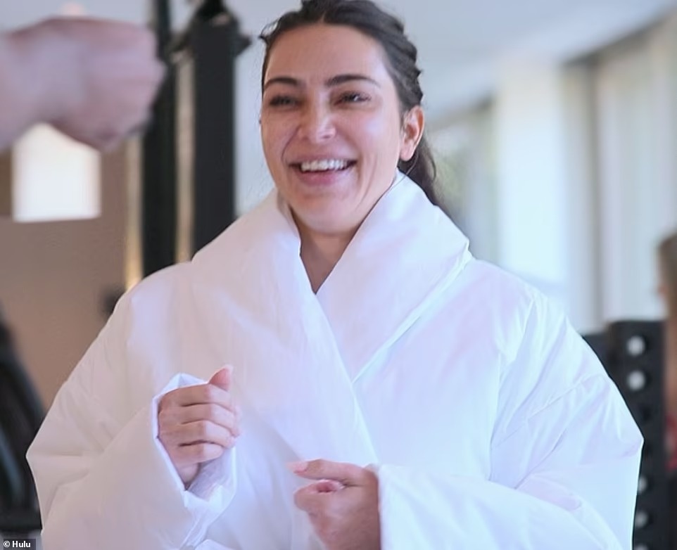 Kim Kardashian lo mat moc anh 1