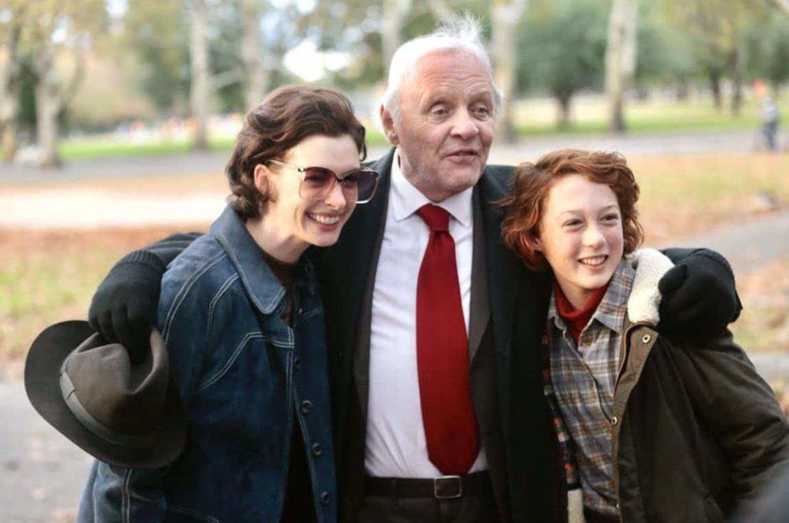 Khan gia vo tay bay phut co vu Anne Hathaway anh 1