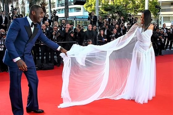 Nguoi dan ong quyen ru nhat the gioi chinh vay cho vo o Cannes hinh anh